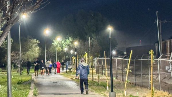 Instalan luminarias tipo lápiz para mejorar iluminación del Parque Fundadores
