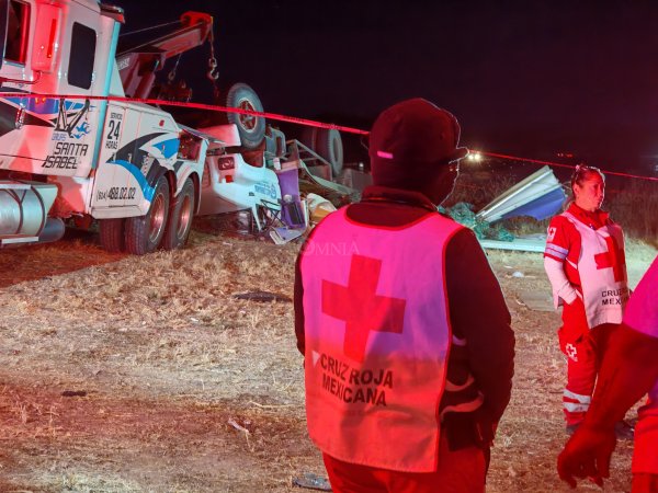 Vuelca camión de Gobierno del Estado en carretera a Cuauhtémoc, muere un tripulante