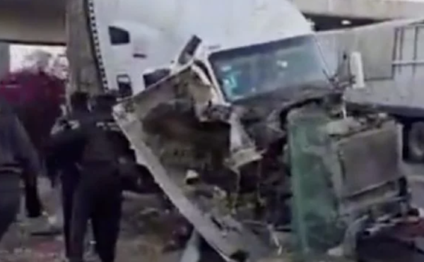 Tráiler choca contra caseta de cobro en Tepotzotlán tras presunto asalto