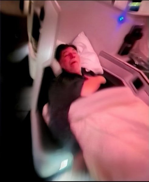 Exponen imagen de Noroña durmiendo en vuelo de primera clase