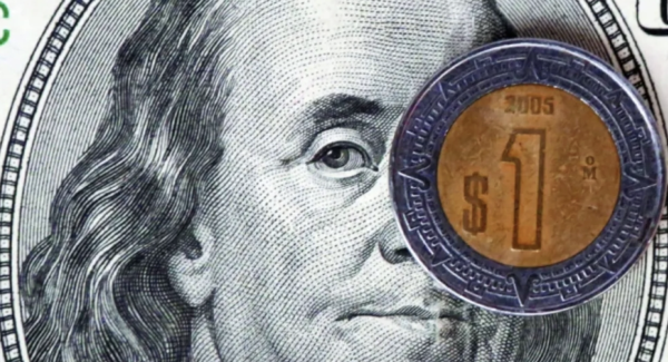 Peso mexicano cierra estable contra el dólar, pero registra su primera caída semanal de 2026