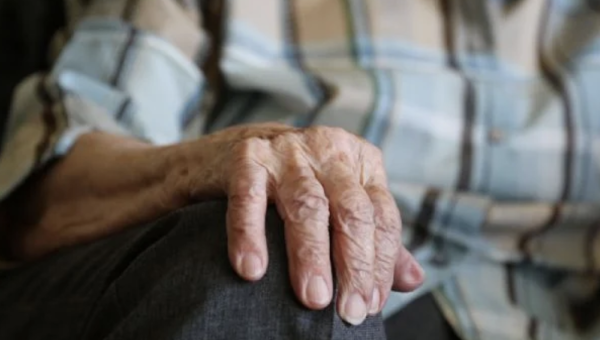 PT busca sancionar abandono de adultos mayores con penas de hasta cuatro años de prisión