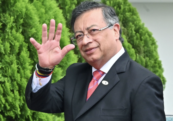 Petro pide a presidenta interina de Venezuela combatir 