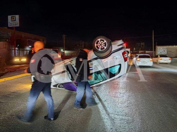 Volcadura en el Juan Pablo II deja a mujer y menor con golpes leves