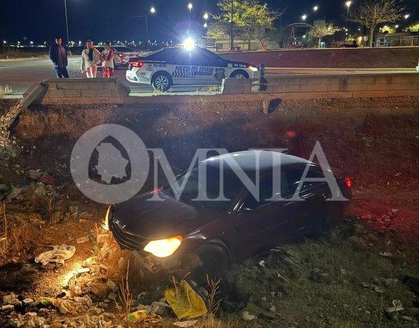 Choca contra muro y cae en arroyo en Punta Oriente