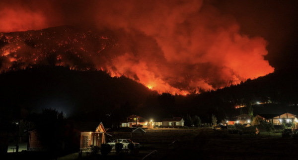 Principal incendio forestal en Patagonia argentina fuera de control afecta 5,500 hectáreas