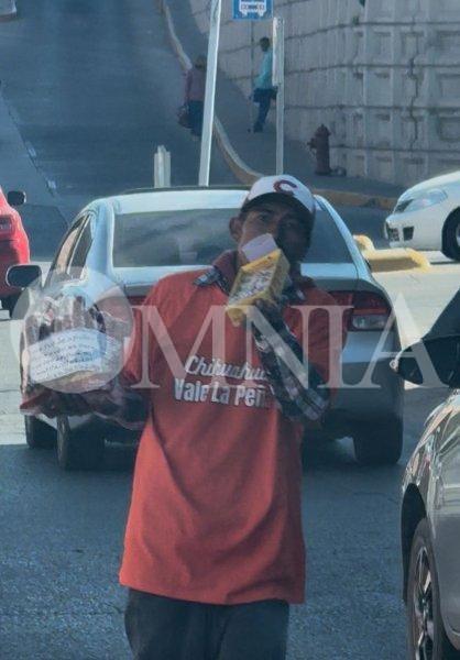 Entre semáforos y vehículos reaparece la playera “Chihuahua Vale la Peña”