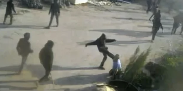 Video muestra a hombres armados golpeando a palestino en la Cisjordania ocupada por Israel