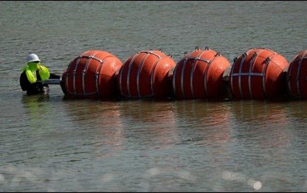Embajada de EU en México advierte de barreras flotantes en el río Bravo