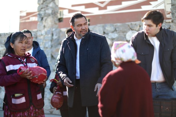 Entrega Presidente Pérez Cuéllar piernas de puerco en colonia Tarahumara