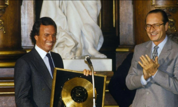 Editorial de biografía de Julio Iglesias se solidariza con víctimas de abuso; actualizará edición