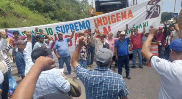 Comunidades indígenas bloquean seis carreteras en Michoacán
