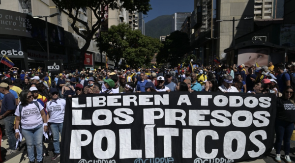 Venezuela empezó a liberar prisioneros de EU, afirma funcionario de Departamento de Estado