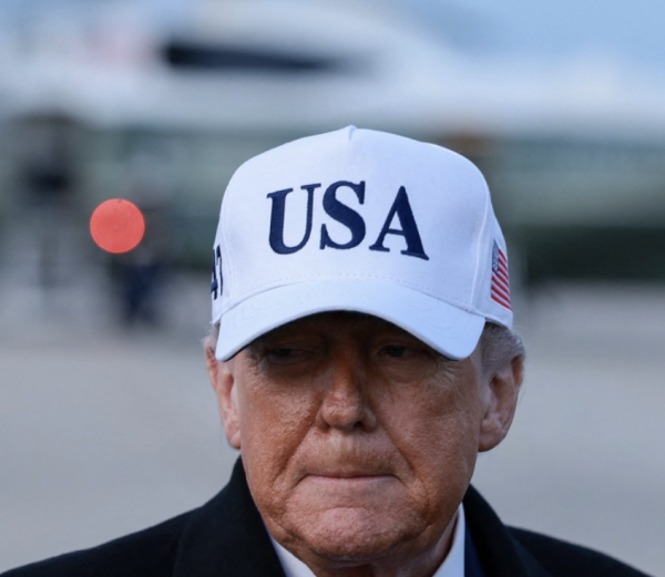 Captan a Trump haciendo un gesto obsceno durante visita a planta de Ford