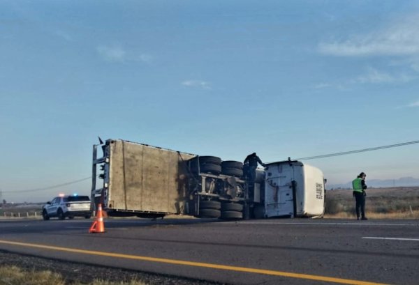 Cierre parcial de la carretera Jiménez-Delicias tras volcadura de trailer