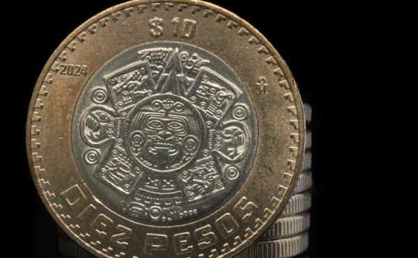 Peso mexicano toca su mejor nivel contra el dólar en año y medio; busca zona debajo de 17.80