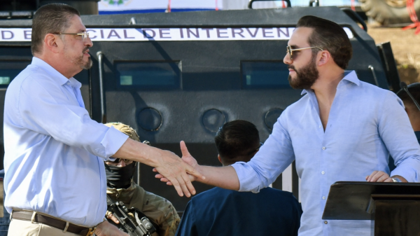 Bukele exporta a Costa Rica su megarcárcel y agita la campaña electoral