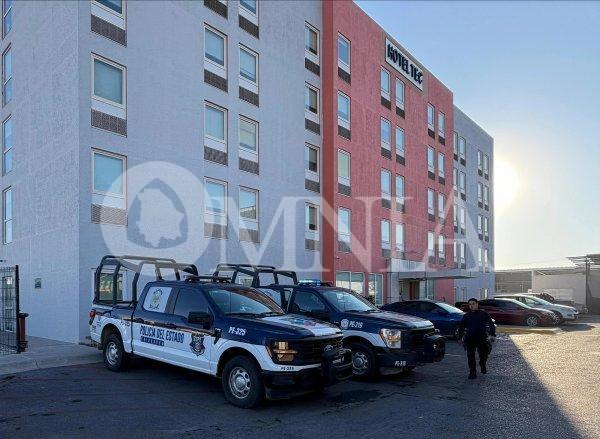 Detienen a padre e hijo por presunto secuestro de joven en hotel al norte de la ciudad; serían agentes Estatales
