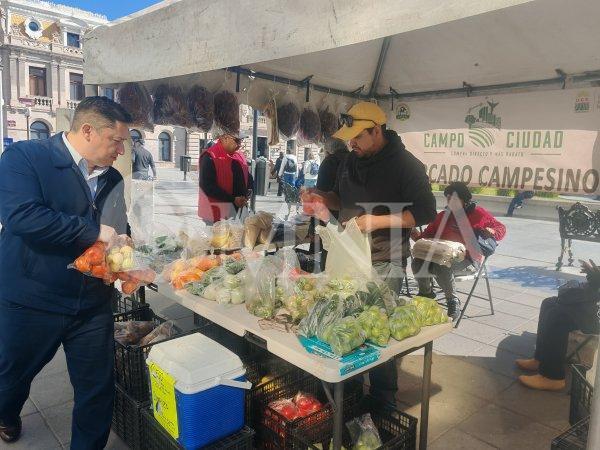 Alfredo Chávez surte el mandado con los productos directos del mercado campesino