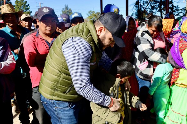 Continúa Arturo Medina con operativo por bajas temperaturas; entrega apoyos en la sierra