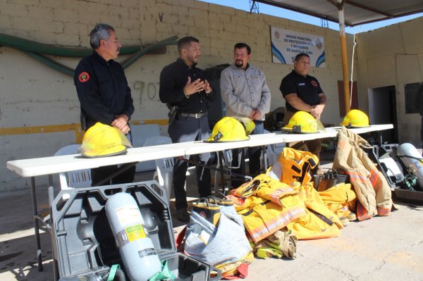 Apoyan Bomberos de Delicias a corporación de Saucillo con equipamiento