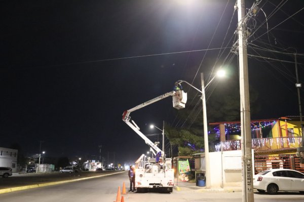 Ilumina Municipio calle Arroz en Vida Digna; instalación de alumbrado da seguridad a vecinos