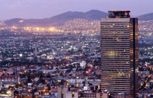 Sheinbaum promete sanear a Pemex, pero la petrolera se endeuda por 31 mil 500 mdp para volver a BMV