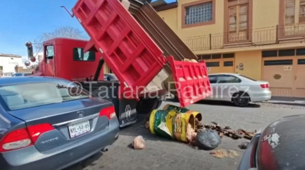 Arrojan vísceras al Ayuntamiento de El Oro en protesta por falta de servicios públicos