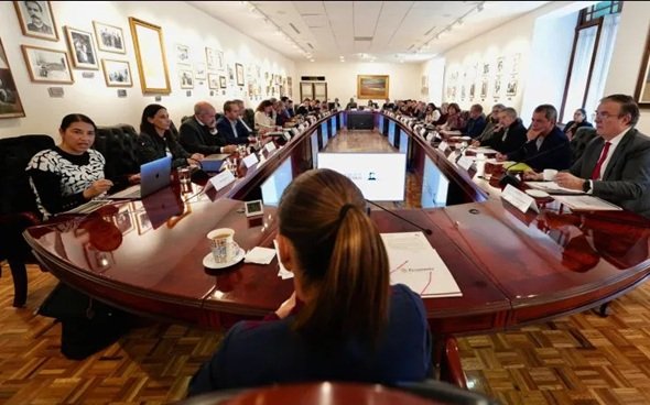 Claudia Sheinbaum y economistas dialogan del “crecimiento y fortaleza” de México