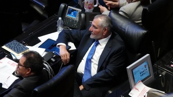 Senadores contratan a sus suplentes y les asignan contratos millonarios