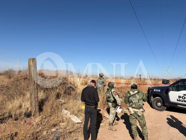 Lo dejan cubierto por neumáticos; olores fétidos alertan a las autoridades