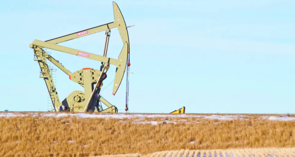 Precios del petróleo cierran con ligera alza con la situación de Irán en la mira