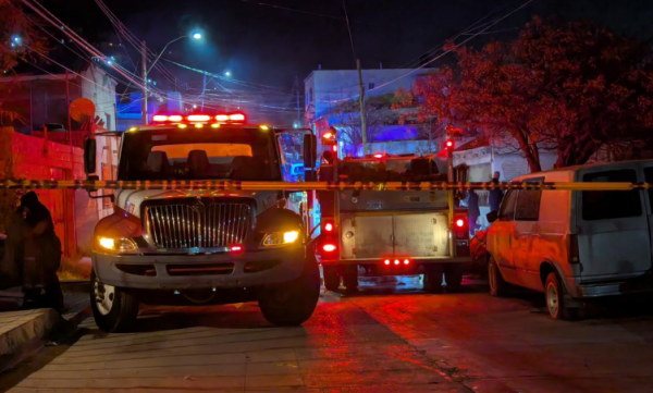 Incendio vehicular consume dos automóviles y un jacal en taller mecánico