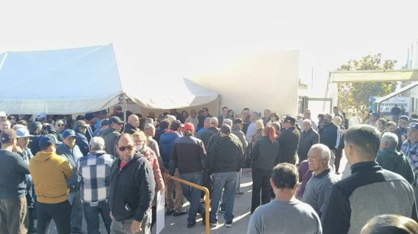 Plantón de derechohabientes en Pensiones Municipales por falta de medicamentos