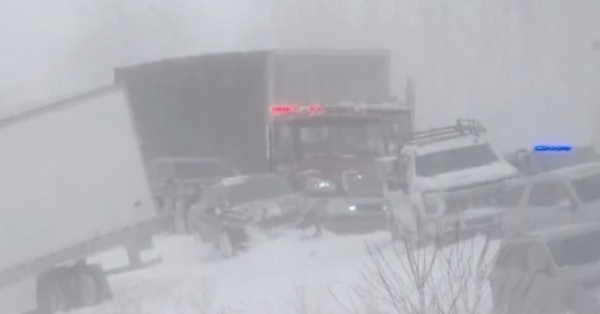 Clima Más de 100 vehículos involucrados en choque múltiple en Michigan durante tormenta de nieve (Video)