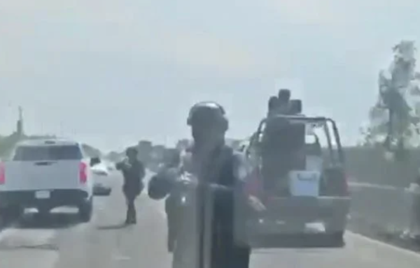 Policía estatal de Sinaloa apunta su arma hacia reportero en Culiacán (Video)