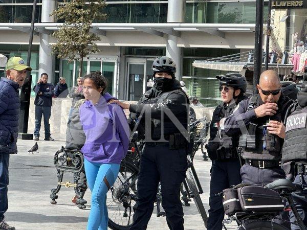 Detienen a Venezolana por agredir adulto mayor en el Centro de la Ciudad