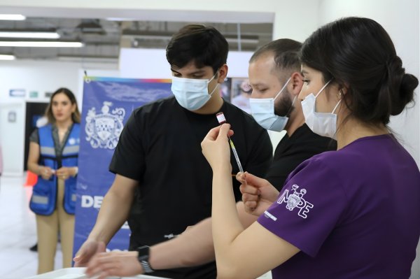 Ofrece IMPE a derechohabientes y comunidad en general vacunas contra la influenza y el neumococo