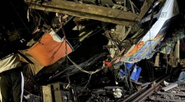 Tren en Barcelona choca contra muro de contención que se derrumbó; hay un muerto y 15 heridos