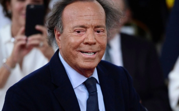 Julio Iglesias pide a la Fiscalía la denuncia de extrabajadoras que lo acusaron de agresión sexual