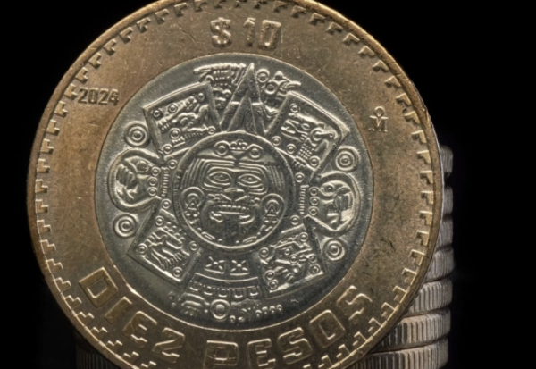 Peso mexicano avanza contra el dólar y cierra debajo de 17.50 por primera vez en 18 meses