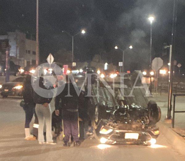 Conductora pierde el control y vuelca en el Circuito Universitario