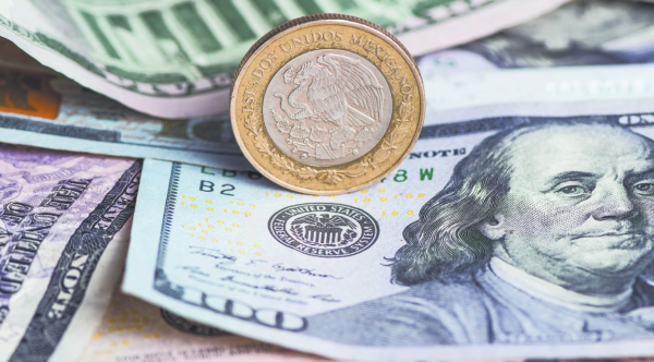 Peso mexicano cierra estable contra el dólar; consolida zona debajo de 17.50 unidades