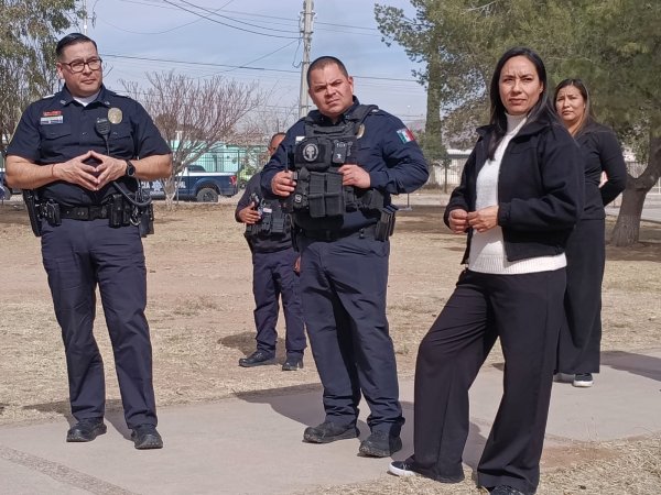 Regidora del Verde y autoridades municipales revisan el lugar para una nueva caseta de seguridad en unidad deportiva