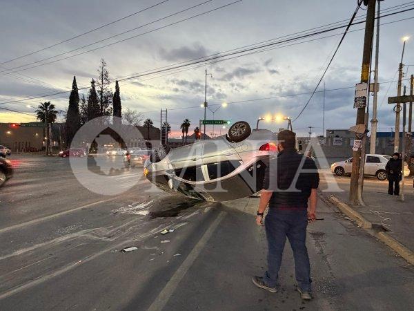 Vuelca sobre la Tecnológico al circular a exceso de velocidad