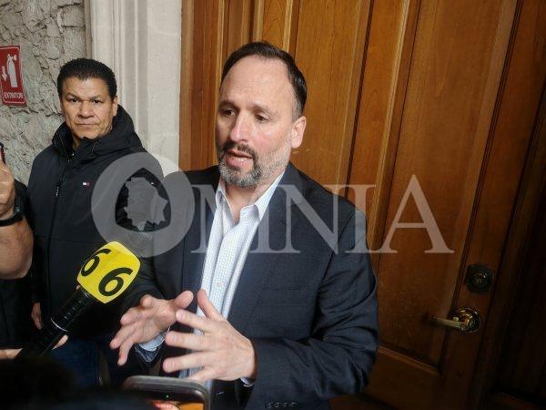 “Esconden algo… por las vísperas de sacan los días”: Santiago sobre conclave de Andy, Luisa y Sheinbaum