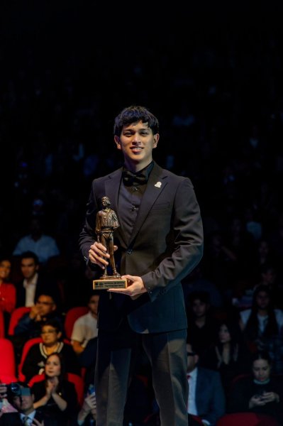 Recibe alumno de FO-UACH premio Teporaca por su destacada participación en karate