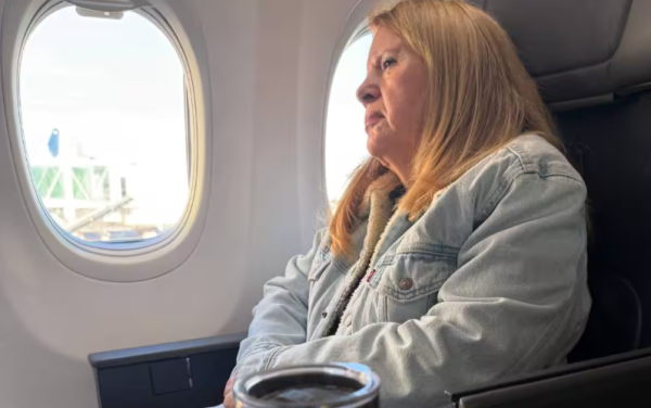 Captan a ministra Loretta Ortiz viajando en Business Class a Costa Rica