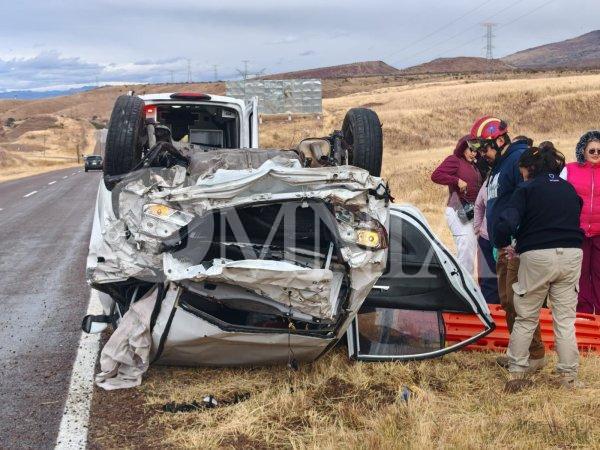 Vuelca en la carretera Cuauhtémoc-Chihuahua; lo trasladan a un hospital