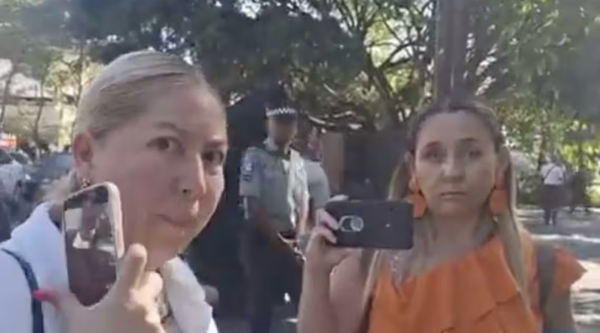 Regidora del PVEM increpa a reporteras tras ser cuestionada por uso escoltas de la GN